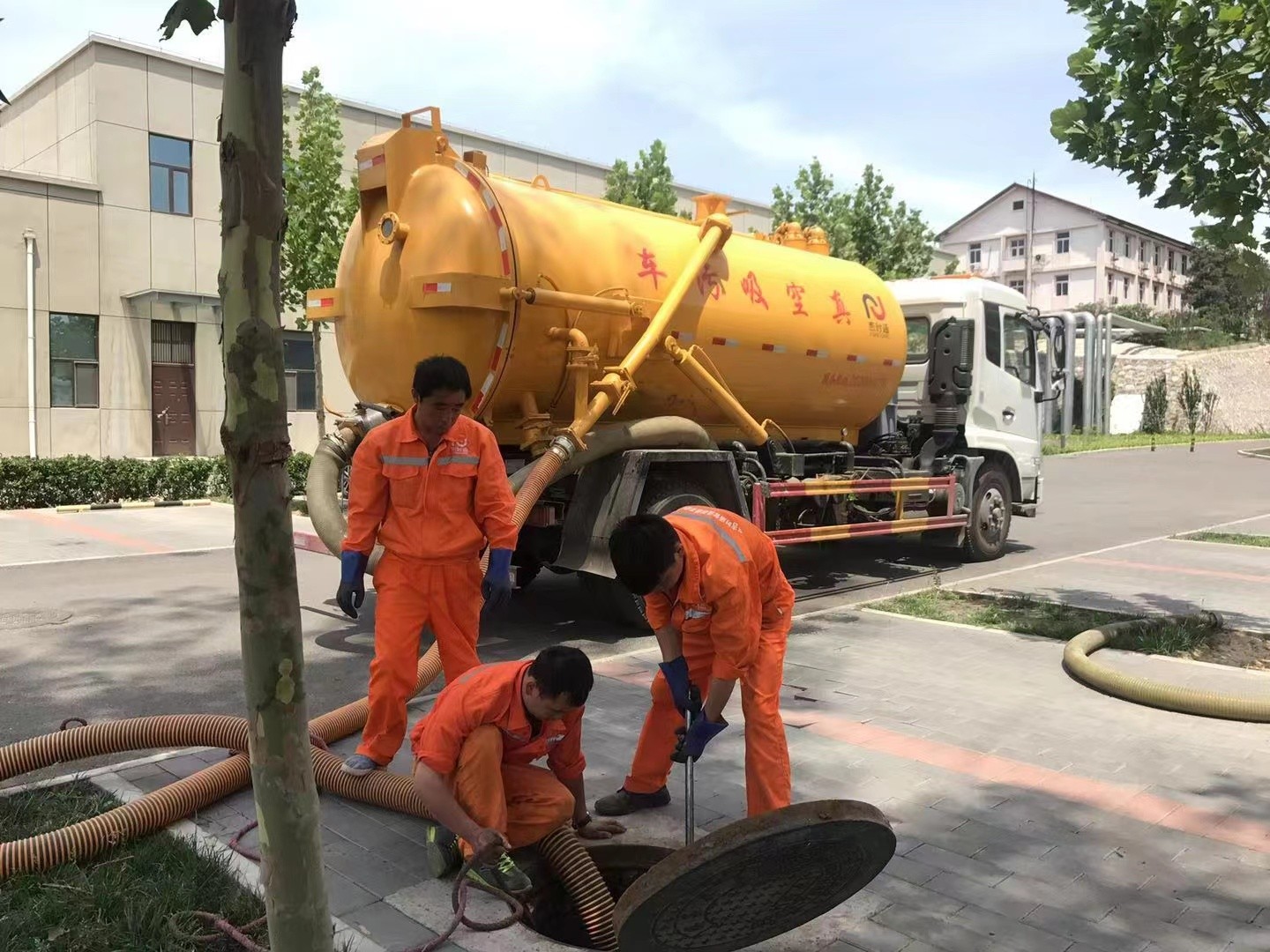 汝阳管道疏通车停在窨井附近