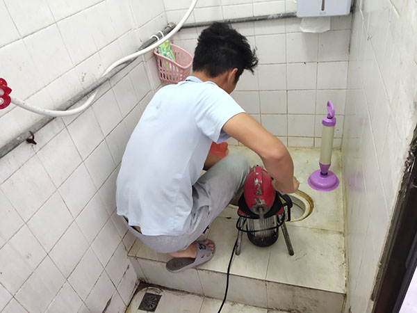 汝阳肥皂掉到马桶里把马桶堵住了怎么办？马桶堵住了怎么办